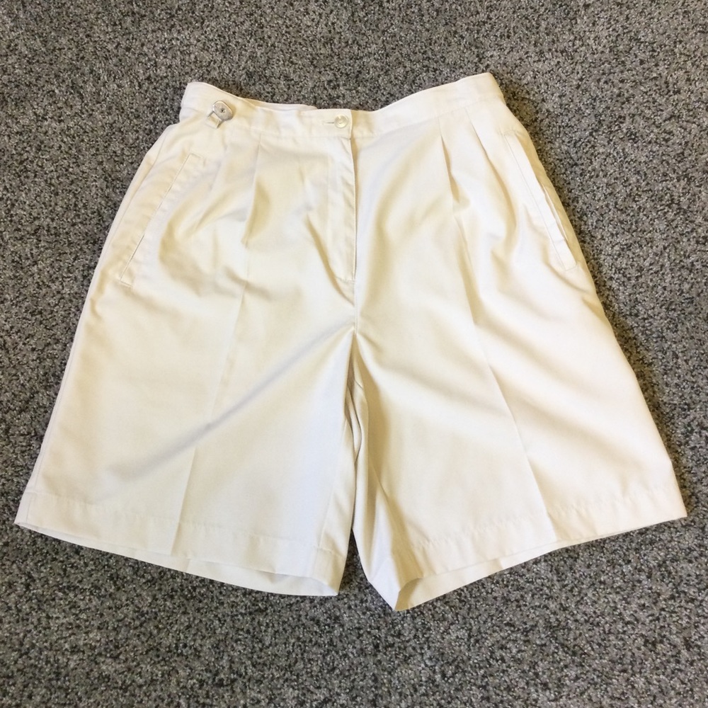 4 Liz Golf cream shorts